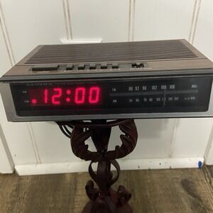 Lloyd's FM-AM Digital Alarm‎ Clock Woodgrain Vintage Retro Red LED Tested Works